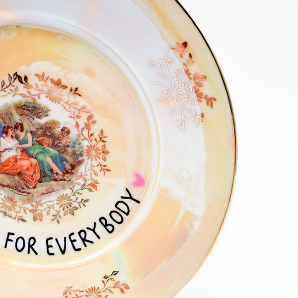 Wandteller "Love Is For Everybody"