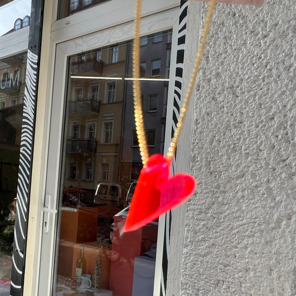 Halskette mit Herzanhänger aus Plexiglas