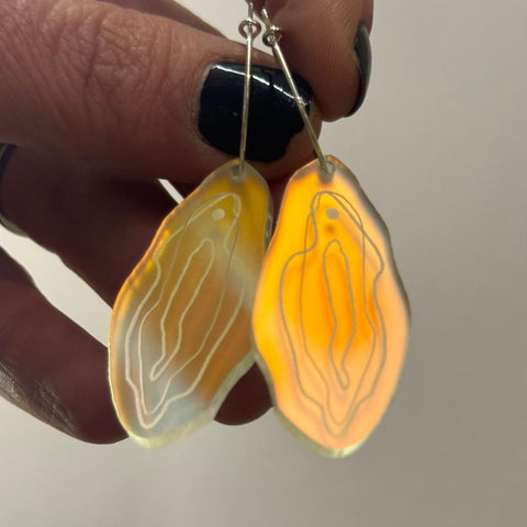 Ohrhänger „Vulva“ Regenbogen