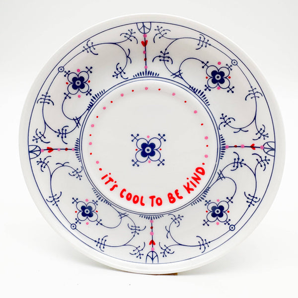 Wandteller "It's Cool To Be Kind"