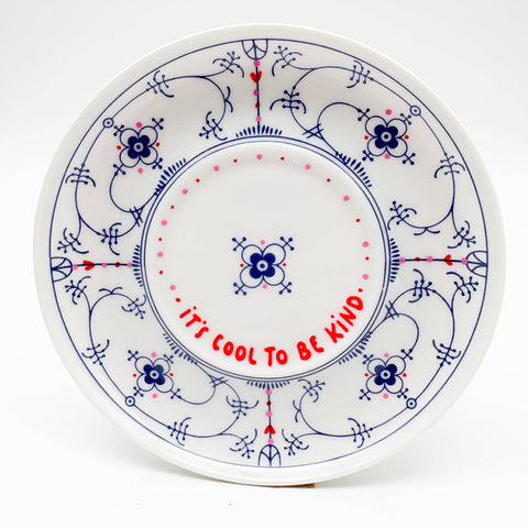 Wandteller "It's Cool To Be Kind"