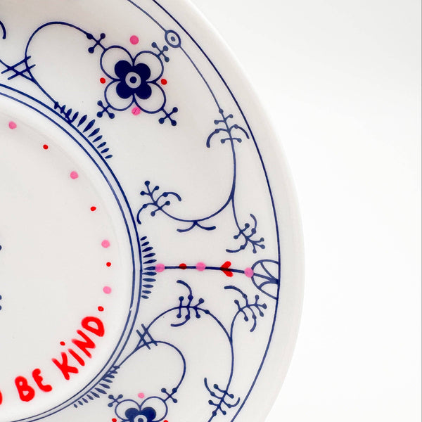 Wandteller "It's Cool To Be Kind"