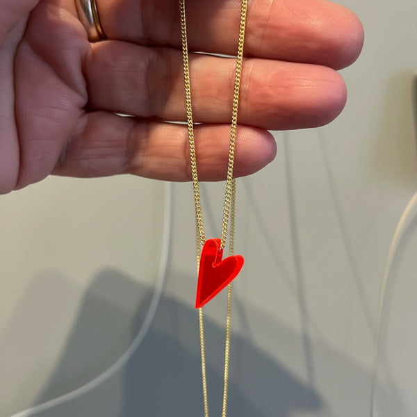 Halskette mit Herzanhänger aus Plexiglas
